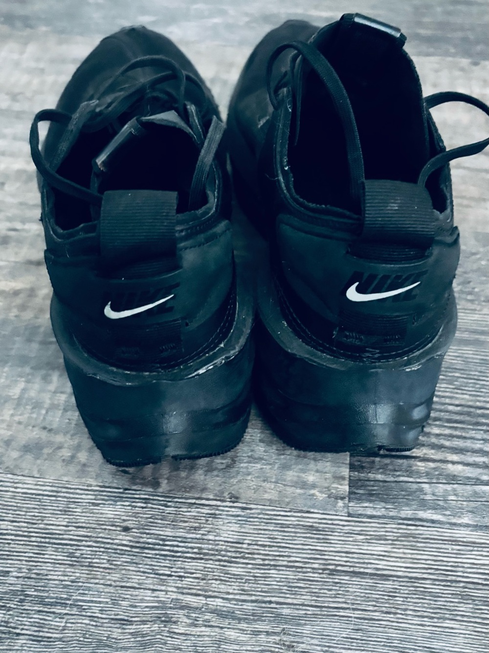 Nike Men's All-Black Low-Profile Athletic Trainers - Picture 3 of 13